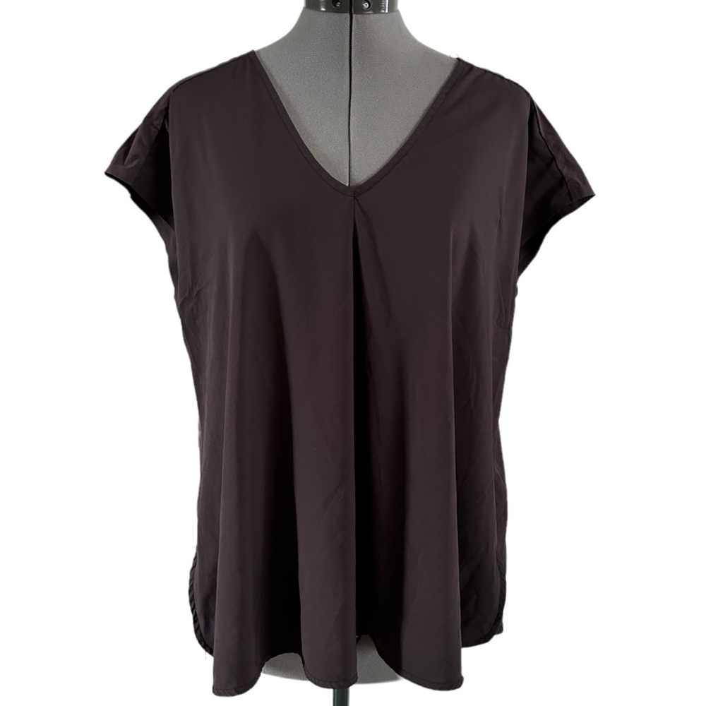 WOMEN’S INDYGENA KARUI V-NECK SHIRT